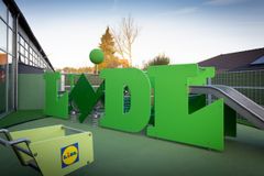 Lidl har gjort plads til en større legeplads udformet som et Lidl-logo i forbindelse med den nye butik på Amager Landevej 244.