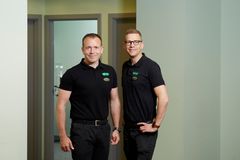 Hans Præst (tv.) og Ruben Enger trodser alle prognoser om butiksdød i Randers og åbner nu Nordeuropas største Louis Nielsen optikerklinik i Rådhusstræde.