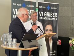 Landsformand Dan Månsson (t.v.) præsenterede beretning om Blå Kors Danmarks arbejde i 2022. Her takkede han afgående bestyrelsesmedlem, Sven-Erik Jørgensen, for hans mangeårige indsats.