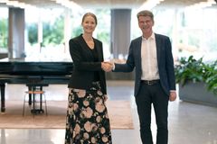 Der gives håndtryk mellem Mette Vestergaard, administrerende direktør i DHI A/S og Lars Schrøder, administrerende direktør i Aarhus Vand A/S