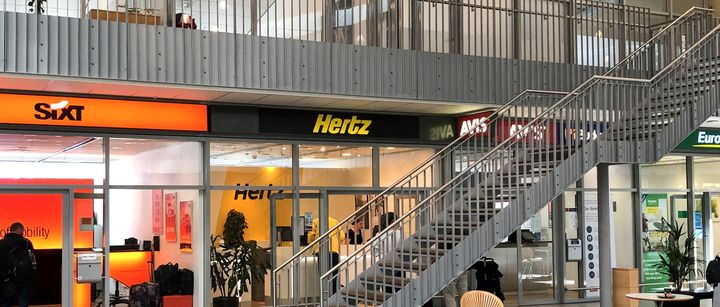 De fem biludlejningsfirmaer i Billund Lufthavn. Det er Sixt, Hertz, Europcar, Avis/Budget og Enterprise.