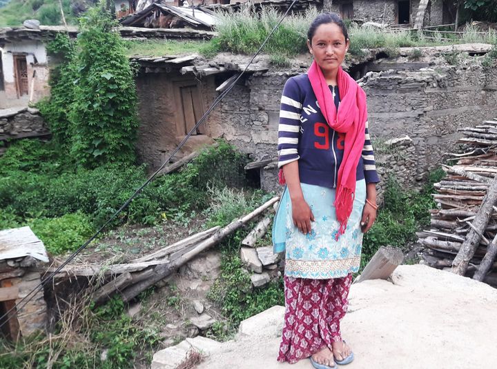 18-årige Malati Bhandari blev tvunget til at sove i en stald, hver gang hun havde menstruation med fare for overfald, sygdom og død. I dag får hun hjælp til at stå op for sin ret og gennemføre sin skolegang med fra en af Mission Østs ungdomsgrupper. Foto: Mission Øst