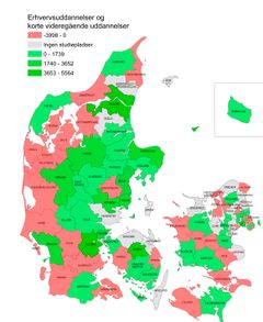 Selvom antallet af studiepladser i Danmark er vokset med 47.000 fra 1990-2012, er antallet af studiepladser i erhvervsuddannelser og korte videregående uddannelser i de enkelte kommuner blevet skævere fordelt. I kommuner med rødt er der sket en tilbagegang, mens de grå ikke har haft uddannelser, hverken i 1990 eller 2012. Væksten er især sket i de mørkegrønne kommuner. Kortet illustrerer den centralisering, der er sket i perioden, hvor studiepladser især er nedlagt i en række yderkommuner og mellemkommuner. Figur: SBi