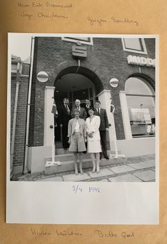 Et udklip i Kolding-afdelingens scrapbog. Billedet er taget 3. april 1992 - dagen efter åbningsdagen i Sdr. Havnegade. Daværende sparekassedirektør Hans Erik Brønserud sammen med Vagn Christensen, Gregers Søndberg, Kirsten Lauritsen og Birthe Qvist. Arkivfoto