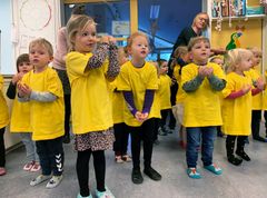 Fredag fejrede alle børn og voksne i Ejsbølhus den nye titel som Sangglad Børnehave med sangerfest.