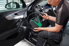 mega macs X tilbyder en let tilgængelig og brugervenlig tilgang til kommunikation med bilen. Enheden kobles let til køretøjets OBD-interface med et oplyst CARB-stik. Foto: Hella Gutmann Solutions.
