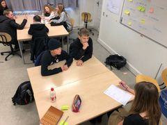 Hvad gør en kampagefilm om traiksikkerhed ekstra god? Aksel, Pelle og Alma fra 7.X på Vesterbro Ny skole taler filmens virkemidler igennem i deres filmgruppe. (Foto: GF Fonden)