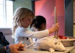 Der er både tøjrotter, røde pølser og masser af mulighed for sjov i legebyen i den nye børneudstilling MIG & MIN BY! på Roskilde Museum. Foto: Kristian Grøndahl