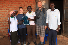 De to nordjyske studerende bag SolarSack sammen med repræsentanter fra den lokale organisation ACH360, der arbejder med sundhed og vandkvalitet.