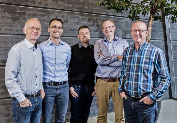 Efter fusionen med Holtec Automatic er Automation Lab blevet omdannet til et aktieselskab med fem ejere. (Fra venstre mod højre: Claus Walther Jensen, Jacob Kodal Petersen, Søren Simon Larsen, Jan Larvid og Søren Jensen. Foto: Fagfotografen.