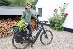 Mikkel har købt el-cykel og godt regntøj
