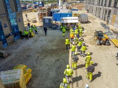 Rejsegildet markerer håndværkernes arbejde på byggeriet, som i dagens anledning blev fejret med pølsevogn på byggepladsen. Foto: Vejdirektoratet.