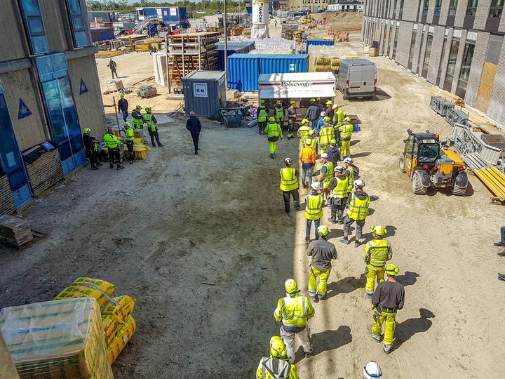 Rejsegildet markerer håndværkernes arbejde på byggeriet, som i dagens anledning blev fejret med pølsevogn på byggepladsen. Foto: Vejdirektoratet.