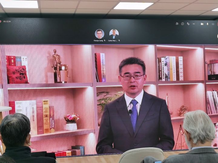 Fang Liangzhou, Vice President og CMO for Huaweis forretningsenhed Huawei Digital Power, taler til COP26.