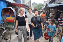 Anemone Christensen (med kameraet) rejser i øjeblikket rundt i hele landet sammen med andre unge fra Operation Dagsværk for at fortælle om sine oplevelser i Dhakas slum.