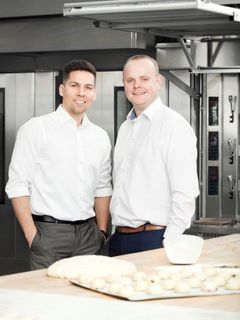 De to iværksættere Steffen Bagge t.v. og Anders Høy har sammen med eksterne investorer stukket et millionbeløb i Smartbake.dk og har investeret i nye produktionsfaciliteter i Hasselager ved Aarhus. PR-foto: Christina Lykke.