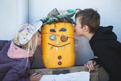 Strandrensning og efterfølgende trash-art konkurrencen er populær blandt børnene, der dermed lærer at have respekt for naturen. Foto Jonas Holmriis, CHFF