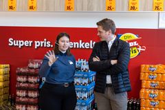 Thea Nørgaad Eduardsen er butikschef nogle af dagene. Her fortæller hun adm. direktør i Lidl, Jens Stratmann, om, hvad de har planlagt de kommende dage.