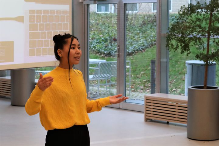 Rozina reciterer sit digt om at være ung flygtning og asylansøger i Danmark til workshop med Ungdommens Røde Kors. FOTO: Eskil Hansen