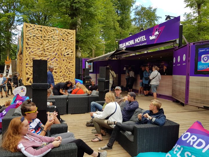 Telia Mobil Hotel på Smukfest sørger for fornyet energi til festivaldeltagerne og deres mobiler.
