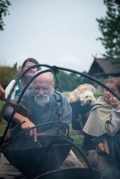 Viking som laver medbragt vikingemad til en stemningsfuld aften