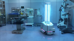 Løsningen fra UVD Robots kombinerer autonom robotteknologi med ultraviolet lys. Opfindelsen reducerer den generelle forekomst af bakterier og vira. Det viser både forskning, tests og erfaringer i praksis på hospitaler, heriblandt i Italien:
"Før vi fik UVD-robotten var seks af hospitalets læger på vores hospital i Sardinien blevet smittet med coronavirus. Siden vi begyndte at bruge robotten for to måneder siden til at desinficere, har vi ikke haft et eneste tilfælde af COVID-19 blandt hverken læger, sygeplejersker eller patienter," fortæller Christiano Huscher, chefkirurg hos Gruppo Poloclinico Abano, som driver en række privathospitaler i Italien.
