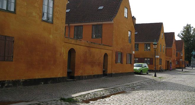 De brolagte gader i Nyboder har sandsynligvis set sådan ud siden den første del af Nyboder blev opført. Foto: SLKS.