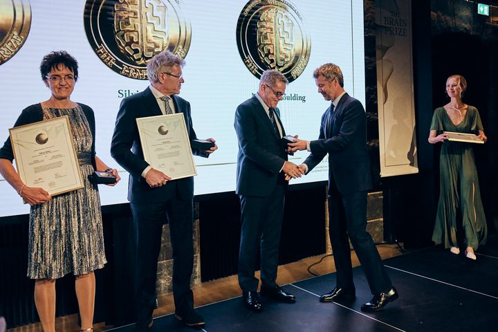 Kronprinsen overrækker verdens største pris til hjerneforskning, The Brain Prize, til årets modtagere (fra venstre) Silvia Arber, Ole Kiehn og Martyn Goulding. FOTO: Keen Heick-Abildhauge