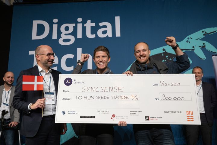 Der var brede smil, da SYNCSENSE ved Danish AI Award fik overrakt Industriens Fonds AI Pris 2021 af Adm.dir. i Industriens Fond, Thomas Hofman-Bang.