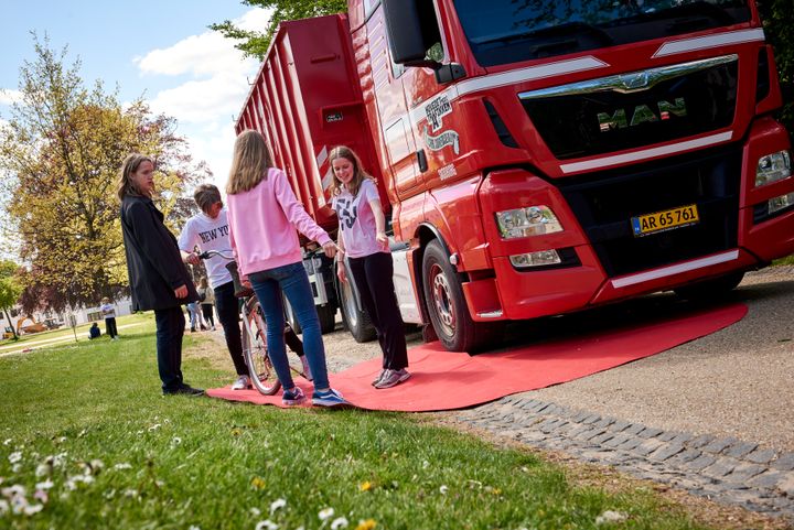 "Hovedet med i trafikken" er en trafiksikkerhedskampagne for de ældste elever i skolen. Kampagnen lærer eleverne om lastbiler og trafiksikkerhed, hvor formålet er, at eleverne får stof til eftertanke, når de færdes i trafikken, ændrer deres adfærd og dermed færdes mere sikkert i trafikken. Det er brancheorganisationen for dansk vejgodstransport, ITD, der står bag og finansierer kampagnen ”Hovedet med i trafikken".