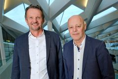 Adm. direktør Martin Baltser (tv) og vicedirektør Peter Møller kunne 1. januar 2022 fejre, at de tilsammen har været 40 år i Middelfart Sparekasse.