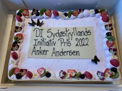 Det blev fejret med lagkage i kantinen til alle medarbejderne på Anker Andersen A/S i Hedensted, da virksomheden modtog DI Sydøstjyllands InitiativPris 2022