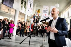 Regionsrådsformand for Region Midtjylland Anders Kühnau (A) ønsker tillykke til AUH. Foto: Tonny Foghmar