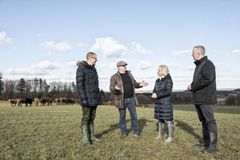 Fra venstre: Jeppe Dahl Jeppesen, indkøbsdirektør for Fresh Food i Dansk Supermarked Group; Niels Jensen, landmand og ejer af Store Lyngdal; Britta Riis, direktør for Dyrenes Beskyttelse; og Henrik Westh, retailmanager i Dyrenes Beskyttelse. Foto: Claus Sjödin