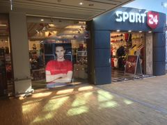 Den nuværende Sport 24-butik fortsætter indtil den gennemgribende renovering af Lyngby Storcenter er færdig. Herefter flytter alle aktiviteter ind i den tidligere Intersport-butik. Foto: PR.