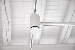 Spottunes omnidirektionelle højttalere har 360-graders dækning og kan let monteres i lysskinner eller bygges ind i loftet. Foto: Spottune.