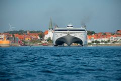 Fra 1. september har Express 1 sejlet for Bornholmslinjen på Bornholm. Nu godkender Konkurrence- og Forbrugerstyrelsen at aktierne i Danske Færger A/S kan skifte hænder