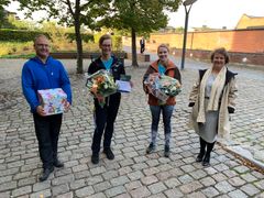 Årets Handicappris gik til Ishøj Svømmeklub, som her modtager prisen fra Merete Amdisen, formand for Social- og Sundhedsudvalget i Ishøj Kommune.