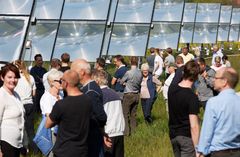 Besøgende fik lov til at se solfangerne helt tlt på. Foto: Thomas Tolstrup