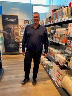 Foto af René Lyngby Jensen i Carl Ras' nye engroscenter i Esbjerg. Han er butikschef hos Carl Ras i Holstebro og nu også bliver butikschef for det nye engroscenter i Esbjerg.