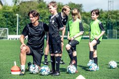 Brentford-træner Thomas Frank gav sig god tid til at instruere hjertebørnene på fodboldskolen. Foto: Linda Johansen