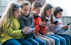 TDC Group og Børns Vilkår tilbyder fra i dag gratis online undervisningsforløb til forældre om børns digitale trivsel. Foto: Børns Vilkår