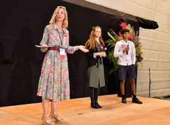 De to yngste medlemmer af Klimarådet i Fredensborg Kommune, Caisa Marie Winkler Wille og Sivalaxmanan B. Krishnapillai, blev interviewet af aftenens konferencier Anna Porse fra Seismonaut.