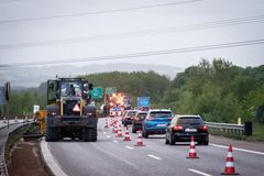 Vejdirektoratet har sammen med Arkil indsat ekstra skiltevogne og lastbiler ved vejarbejdet på E45 ved Aarhus for at beskytte vejarbejderne. Foto: Arkil