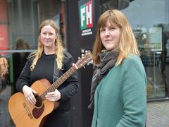 PROSAs forbundssekretær Amanda Christiansen (th) og musiker Karina Willumsen, der har skrevet protestsangen "Vi råber op" i protest mod forringelser af dagpengene for nyuddannede.