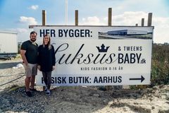 Morten Grabowski Kjær og Ann-Louise Christine Aasted foran Luksusbabys nye domicil i Støvring syd for Aalborg.