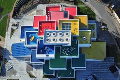 LEGO House er et 12.000m2 stort oplevelseshus i Billund er fyldt med 25 millioner LEGO klodser, som byder LEGO fans i alle aldre velkommen til den ultimative LEGO legeoplevelse.