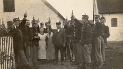 September 1917. Soldater fra 24. bataljon er fanget i et festligt øjeblik sammen med deres kvarterværter. Mange af soldaterne ved Tunestillingen var privat indkvarteret på sjællandske gårde. Foto: Greve museums samling.