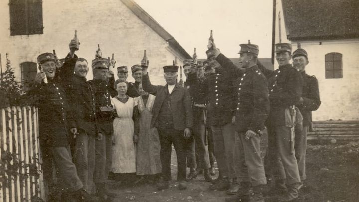 September 1917. Soldater fra 24. bataljon er fanget i et festligt øjeblik sammen med deres kvarterværter. Mange af soldaterne ved Tunestillingen var privat indkvarteret på sjællandske gårde. Foto: Greve museums samling.