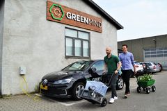 GreenMinds stiftere Brian Funch (tv.) og Jakob Højland ønsker gennem nyt tiltag at gøre op med tabuet om at give brugte julegaver. Det sker ved eventet GreenMinds Giveaway torsdag den 12. december. Foto: PR.